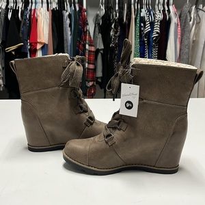 Universal Thread lace up wedge boots